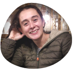 utilisutilisatrice souriante et satisfaite du tapis Igla